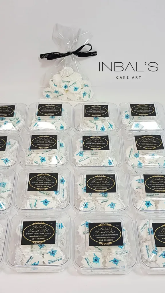 מארזים בשקיות קטנות ולבנות עם עוגיות ונשיקות