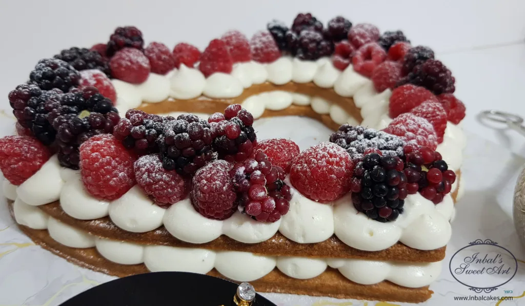 ענבל שלו עוגות מספרים בצורת לב עם פירות יער ליום הולדת