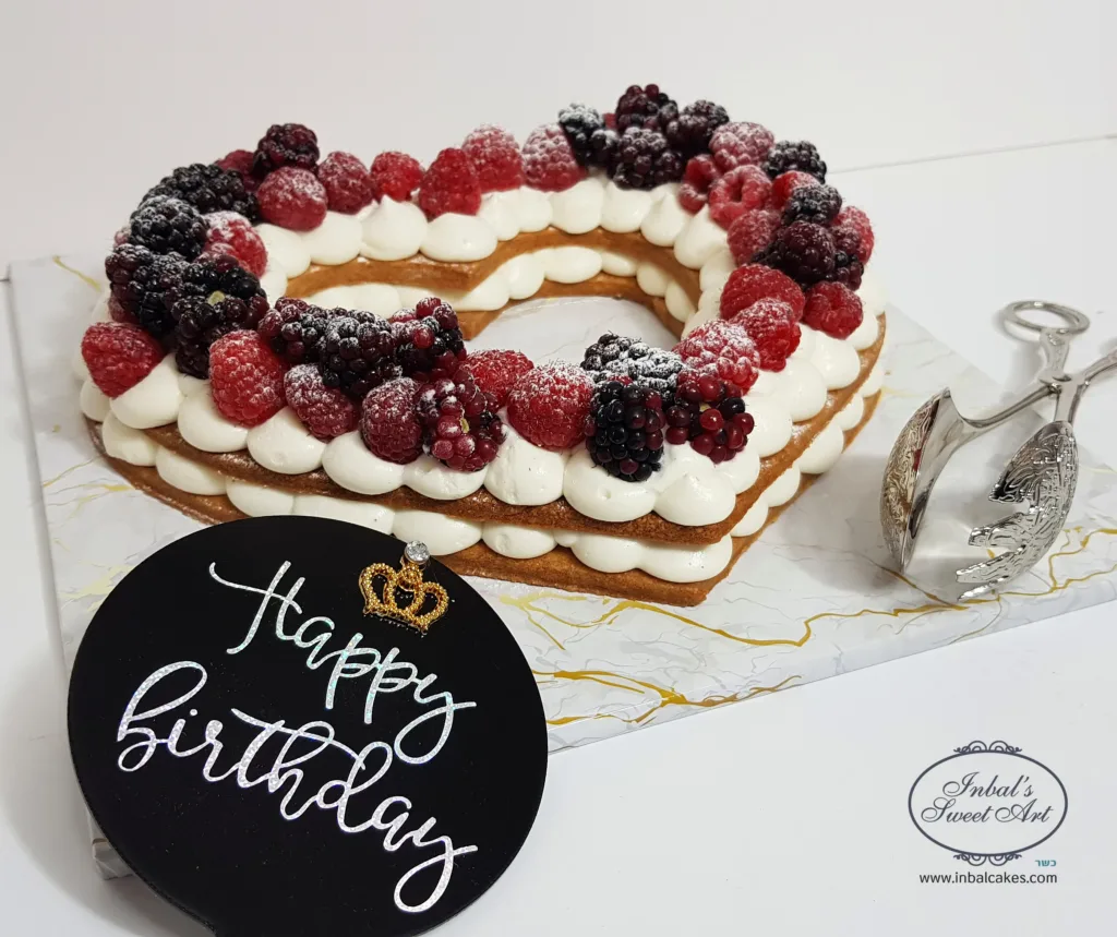 ענבל שלו עוגות מספרים בצורת לב עם פירות יער ליום הולדת