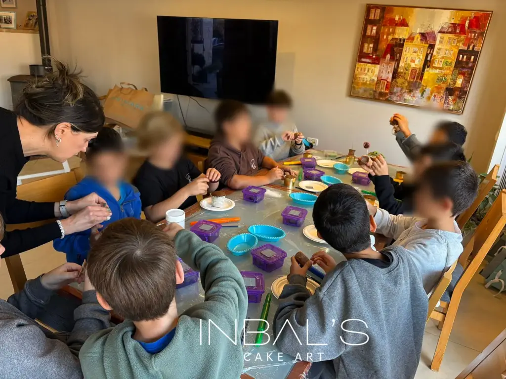 סדנת יום הולדת לילדים הכנת עוגיות מיוחדות בעיצוב אישי ומיוחד - מתנות שאפשר לאכול