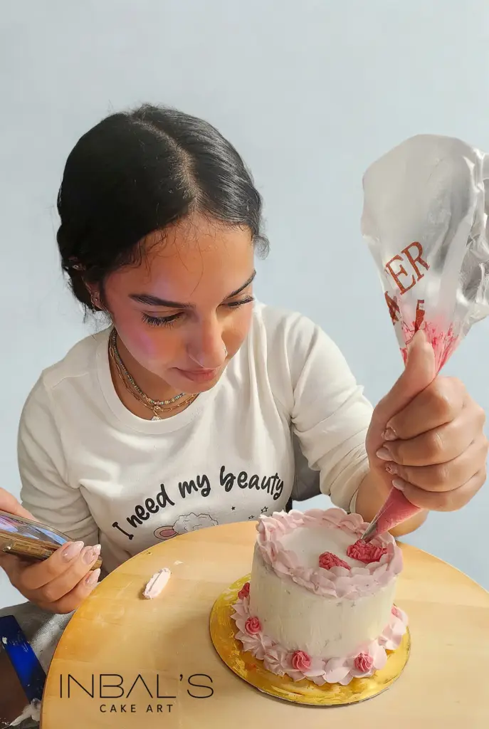 ילדה מכינה עוגת בנטו בסדנה של עוגות בנטו לנערות 