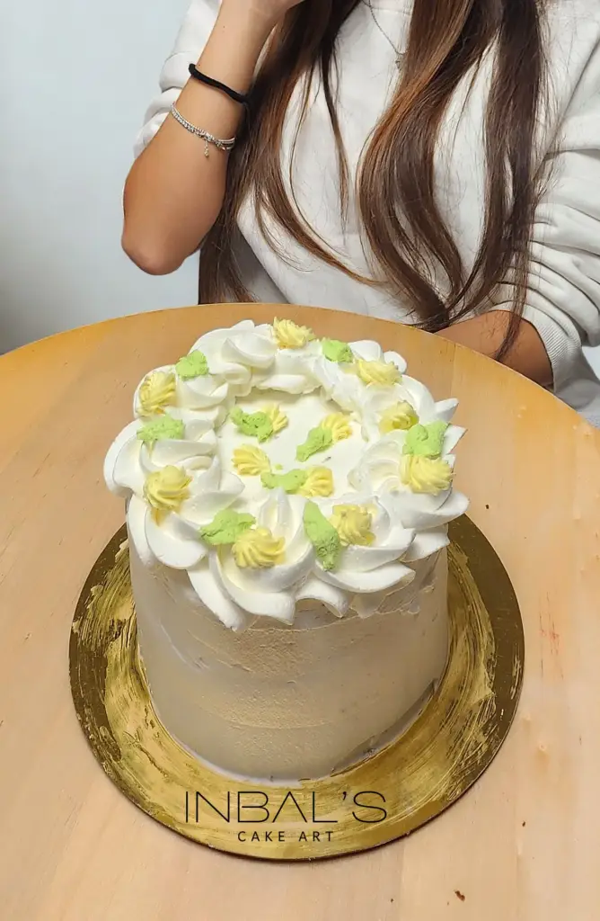 עוגת בנטו שנערה הכינה בסדנה של ענבל שלו להכנת עוגות בנטו בעיצוב אישי - סדנאות לימי הולדת וגיבושים 