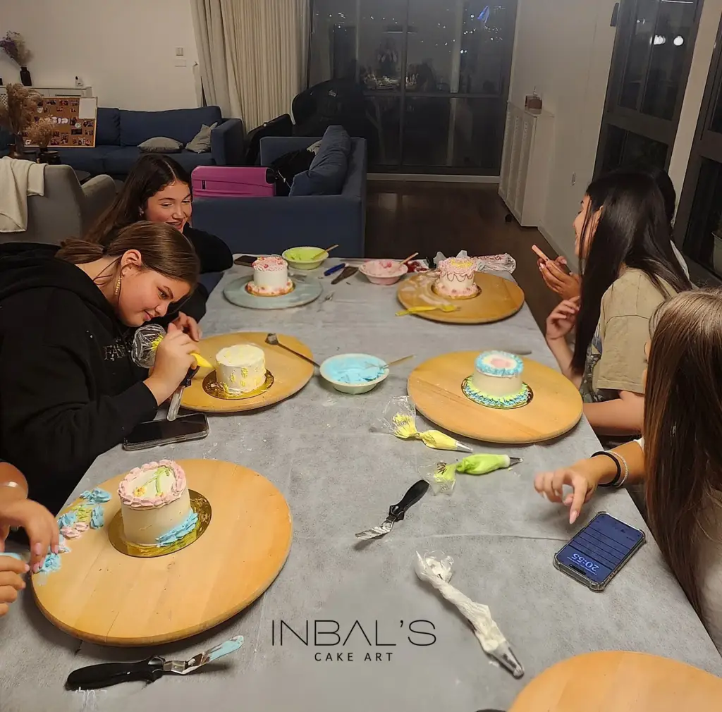 ילדות מכינות עוגות בנטו בסדנה של ענבל שלו - סדנאות לנערות וילדות להכנת עוגות בנטו אישיות 