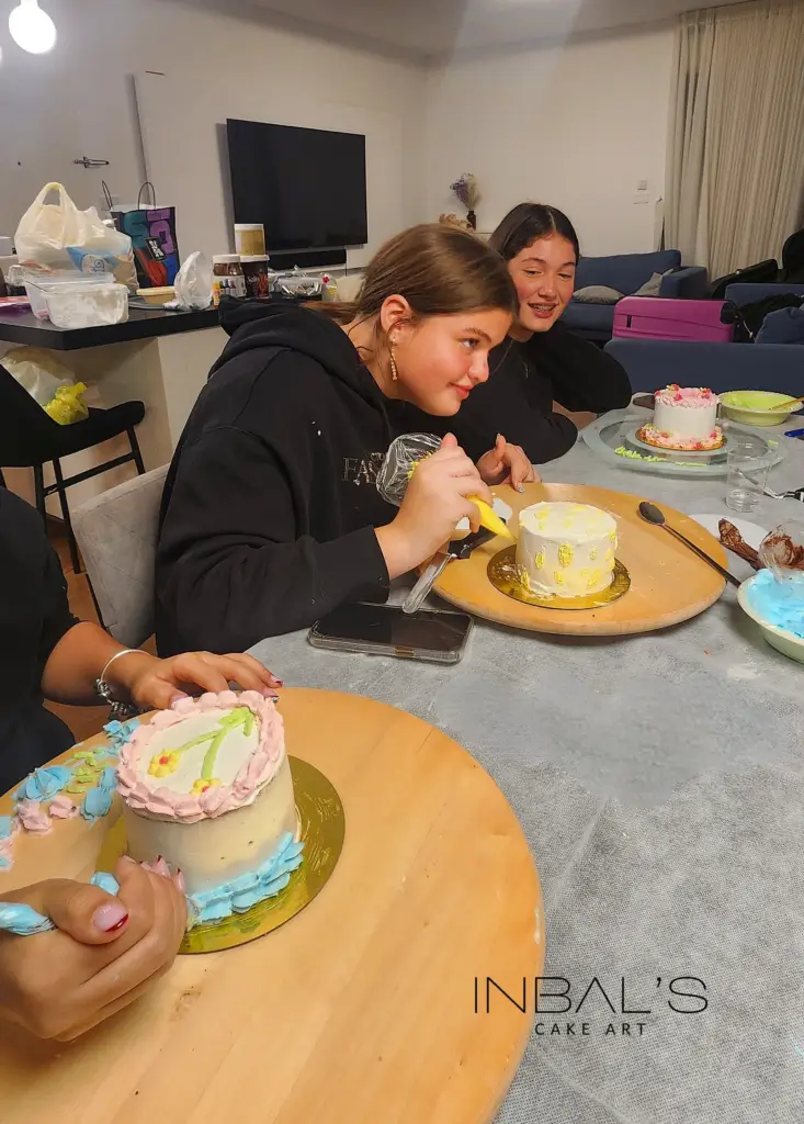 ילדות מכינות עוגות בנטו בסדנה של ענבל שלו - סדנאות לנערות וילדות להכנת עוגות בנטו אישיות 