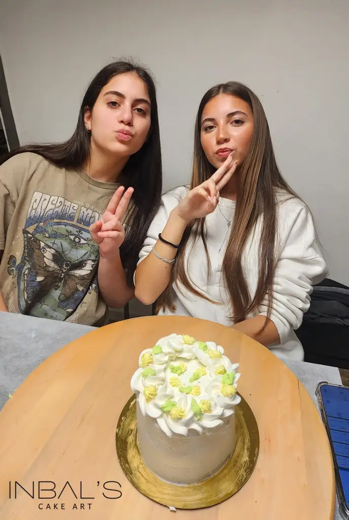 סדנת יום הולדת של הכנת עוגות בנטו לנערות בעיצוןב אישי 