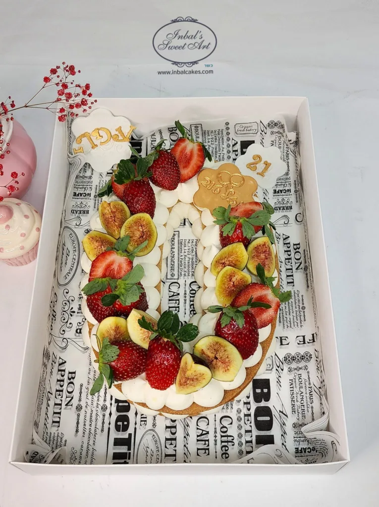 עוגת מספר 0 עם קצפת ופירות מעל