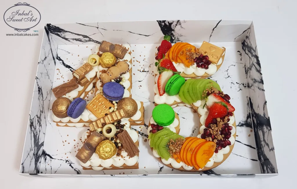 עוגת מספרים 45 עם פירות ואלפחורס מעל