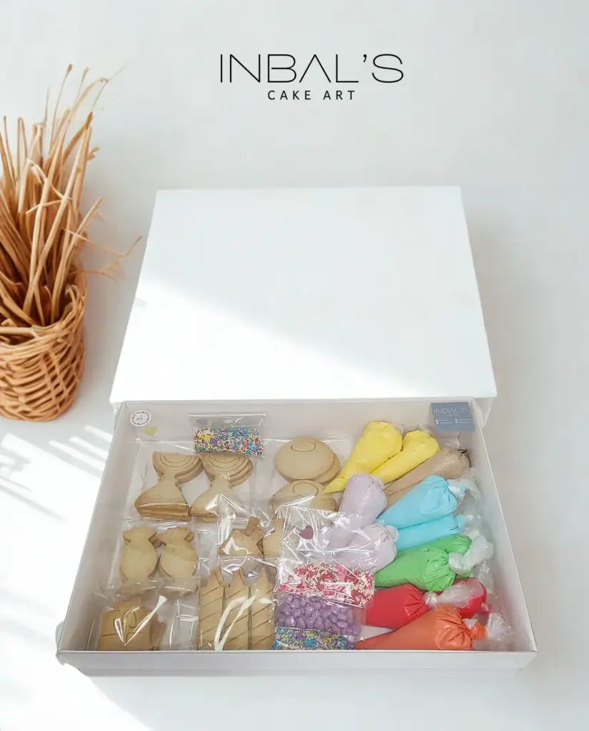ערכת סדנת הכנת עוגיות אישית לילדים, מארז כולל את כל החומרים הדרושים להכנת עוגיות מיוחדות לילדים, כולל זיגוגים בצבעי מאכל צבעוניים ועוד