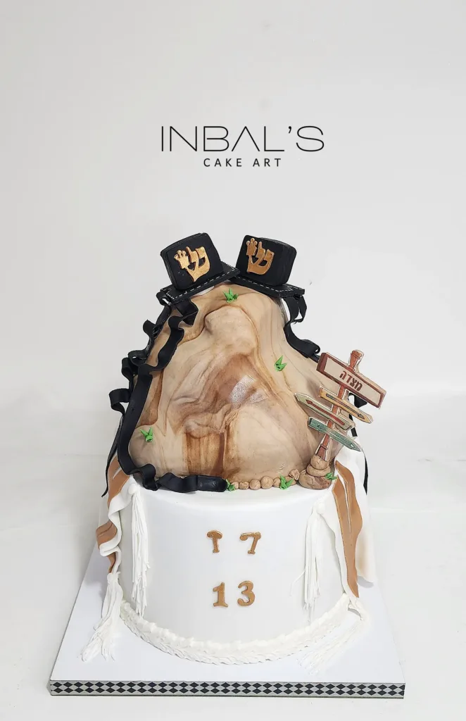 עוגת בר מצווה בעיצוה אישי ומיוחד של תפילין מונחים על הר - ענבל שלו
