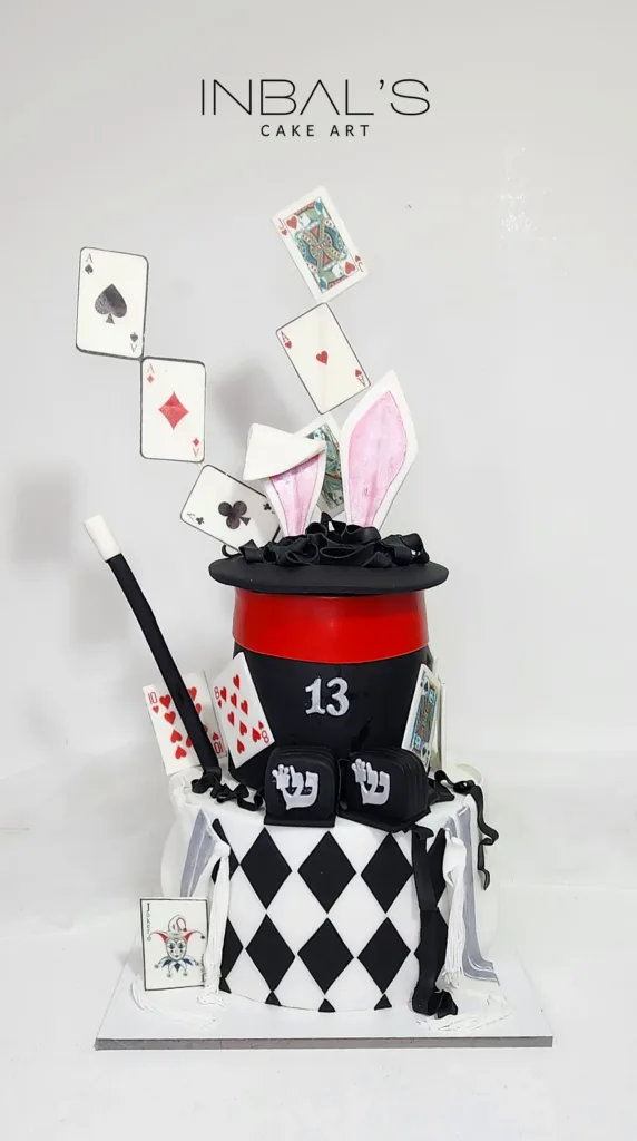 עוגת בר מצווה בעיצוב מותאם אישית ללקוח בסכנון של קוסמות וקלפים עפים מהכובע