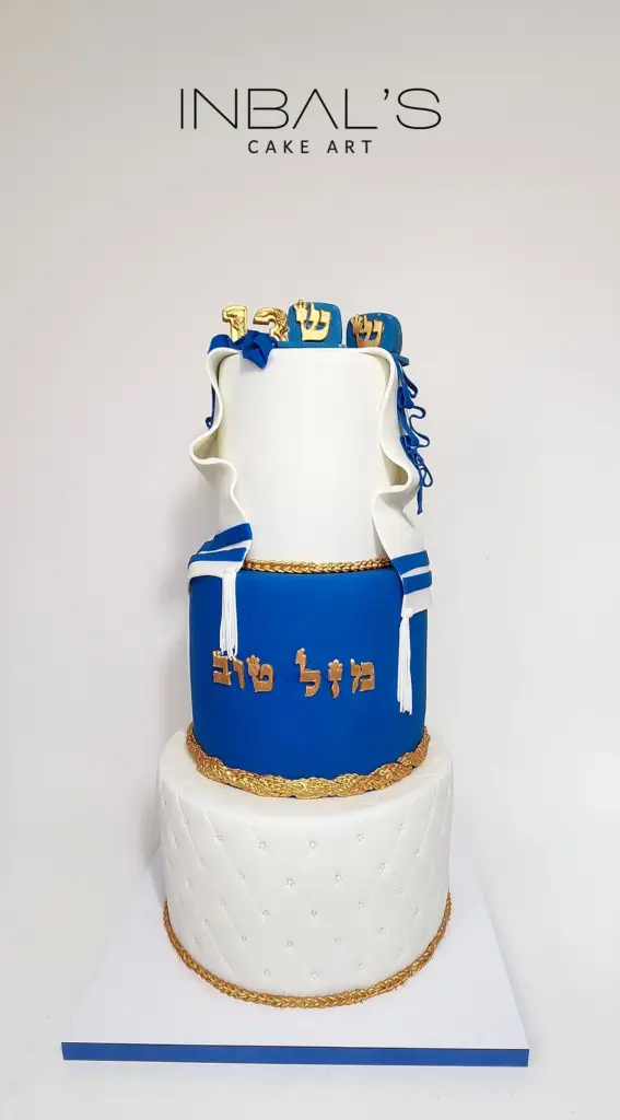 עוגת בר מצווה שלוש קומות בצבעי כחול ולבן עם טלית מבצק סוכר אכיל עוגת בר מצווה בהתאמה אישית
