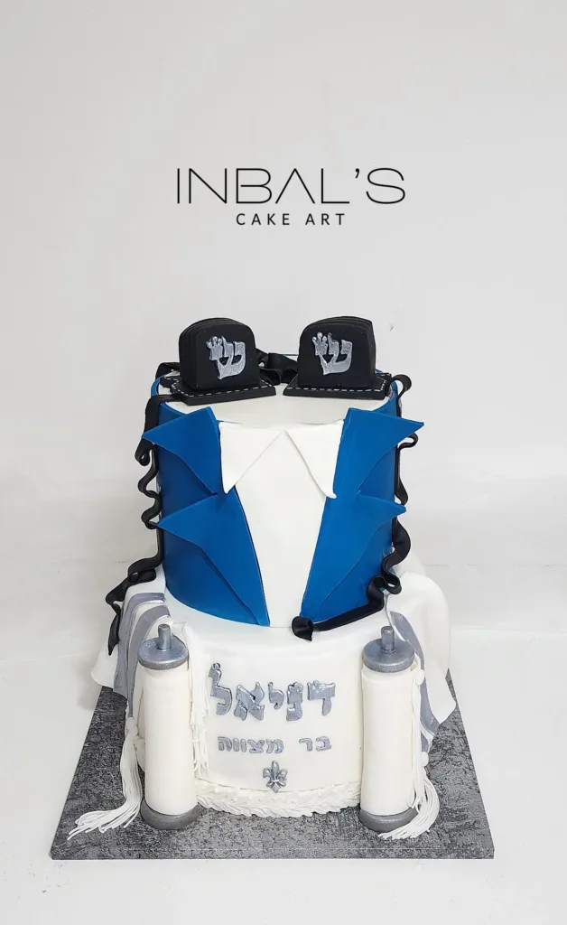 עוגת בר מצווה בצורת חליפה עם תפילין וציצית