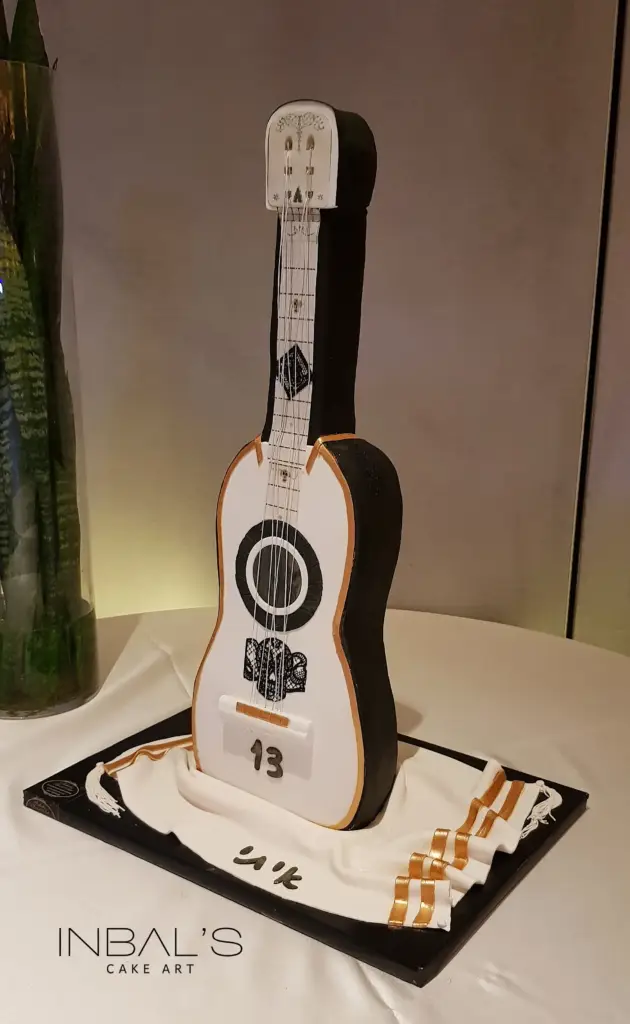 עוגה בצורת גיטרה אכילה לבר מצווה עוגות בהתאמה אישית לחוגג בר מצווה