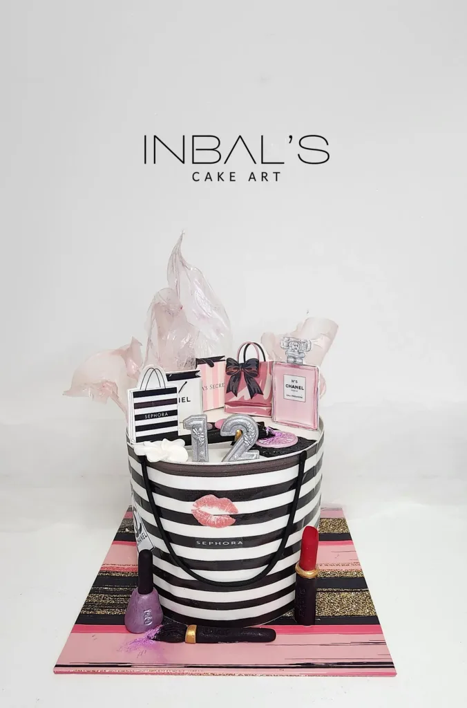 עוגת בת מצווה בעיצוב מותאם אישית עם בשמים ואיפור מעל - אכילים