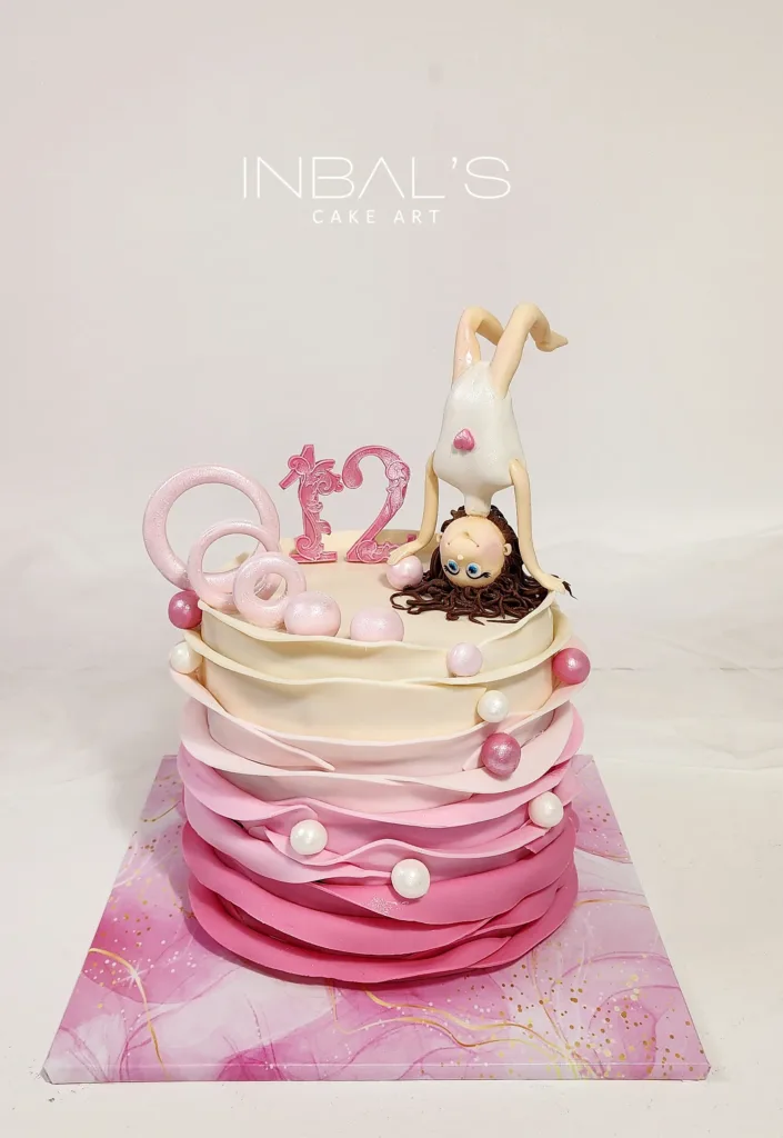 עוגת בת מצווה ורודה עם דמות של החוגגת עומדת על הידים על העוגה - אכילה