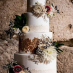 עוגת חתונה מעוצבות אישית ענבל שלו קייק חמש קומות עם פרחים