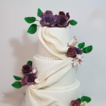 עוגות חתונה מעוצבות אישית ענבל שלו קאפקייקס עוגת חתונה לבנה עם פרחים סגולים 3 קומות