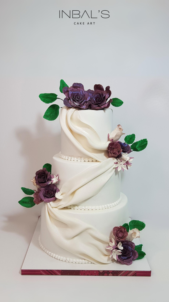 עוגות חתונה מעוצבות אישית ענבל שלו קאפקייקס עוגת חתונה לבנה עם פרחים סגולים 3 קומות
