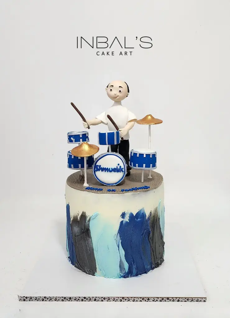 עוגה מיוחדת ליום הולדת בעיצוב של מתופף עם סט תופים בצבע כחול והכל מבצק אכיל 