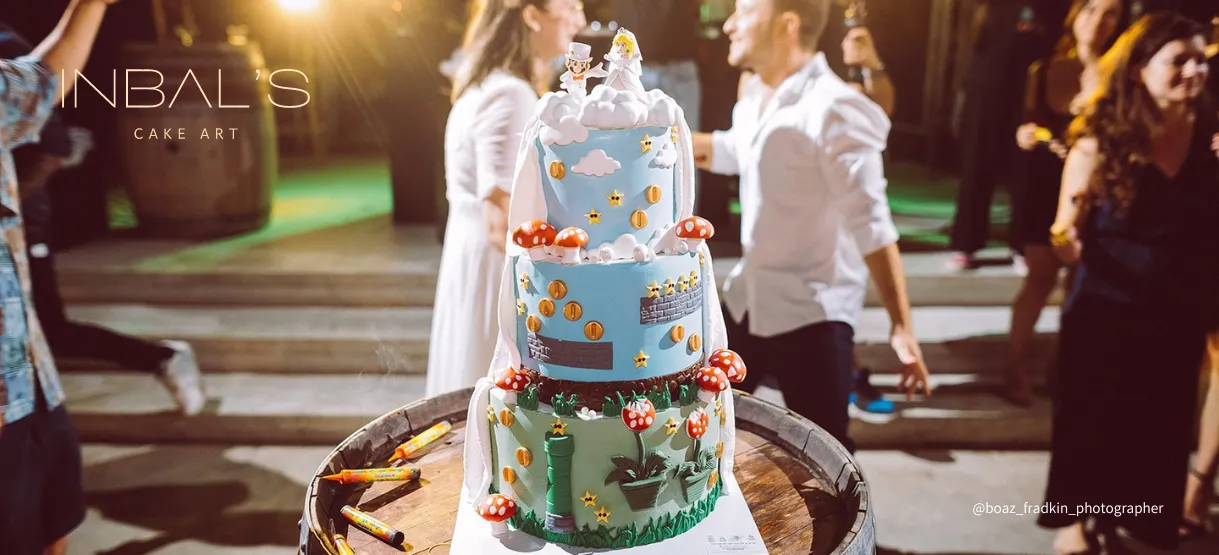 עוגת חתונה עם פטריות חצי צבעוני וחצי לבנה 3 קומות