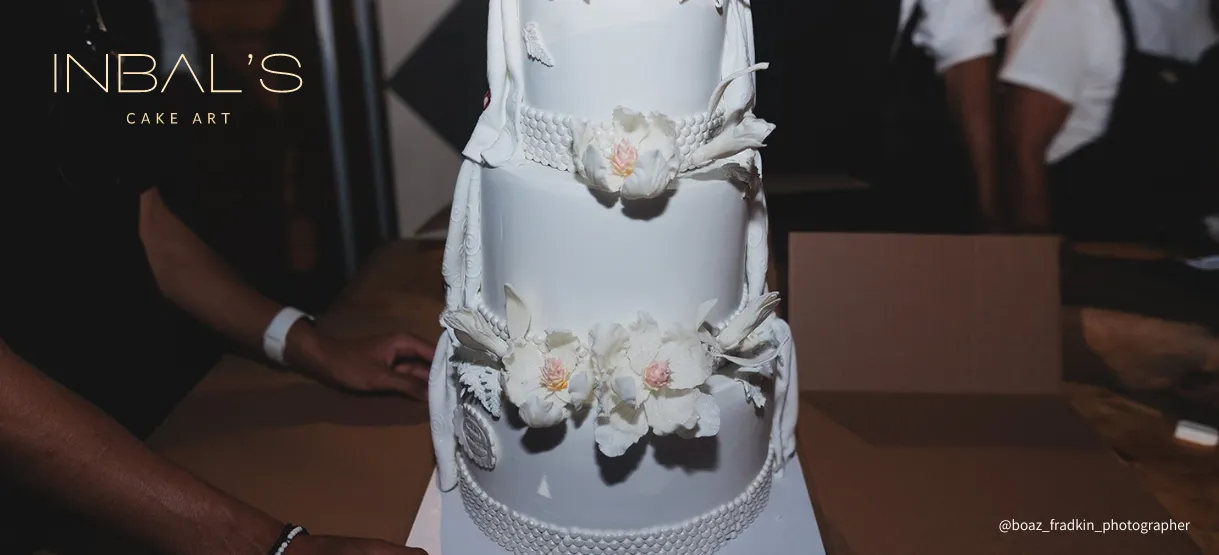 עוגת חתונה לבנה 3 קומות עם פרחים מבצק סוכר אכילים