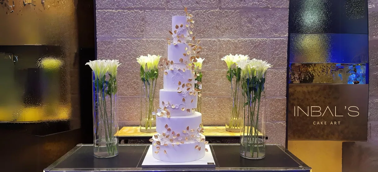 ענבל שלו עוגת חתונה 6 קומות לבנה מעוטרת בפרחי זהב