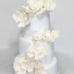 עוגות חתונה לבנה עם פרחים אכילים שלוש קומות