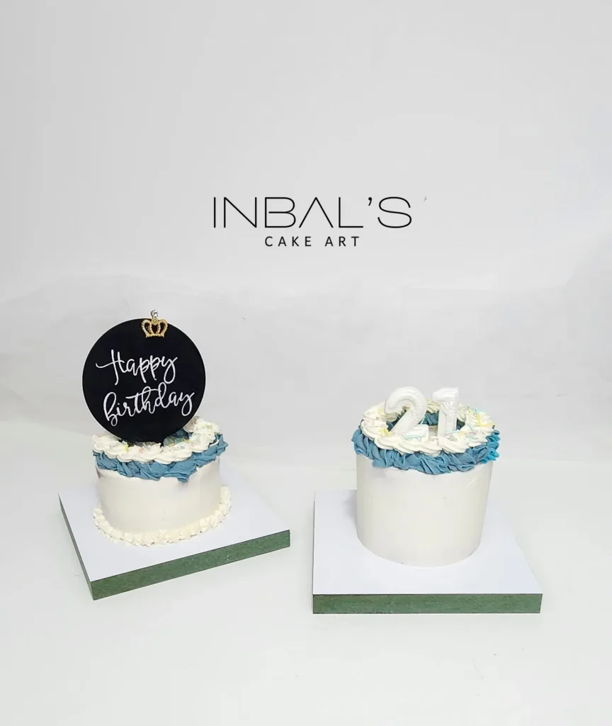 עוגות בנטו של ענבל שלו - עוגות לבנות עם קישוט מסביב בצבע כחול ליום הולדת 21