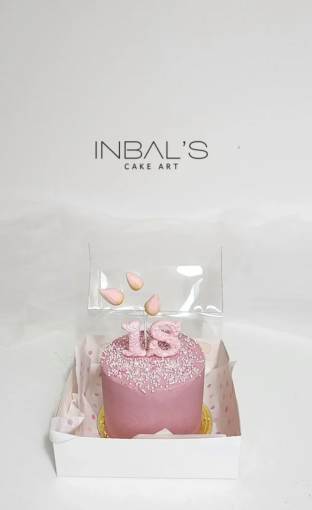 עוגת בנטו מעוצבת ליום הולדת 18 בצבע ורוד עם מספר 18 אכיל - עוגה בנטו מקושטת ומתוקה