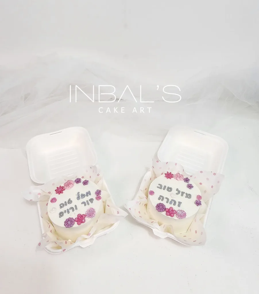 שתי עוגות בנטו לבנות עם קישוטי פרחים -ארוזות