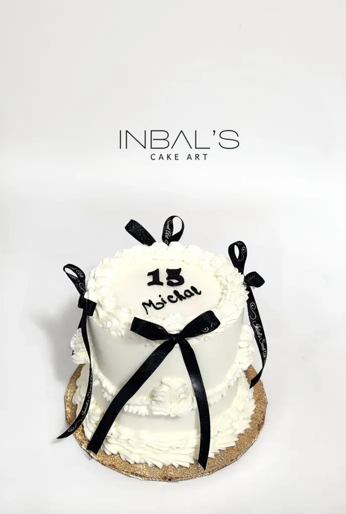 קרם - עוגת רטרו עם סרטים שחורים